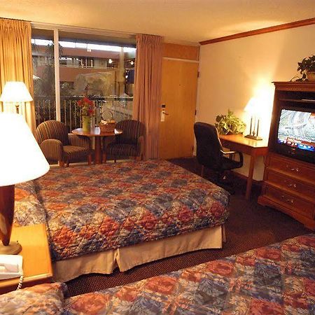 Boulder Outlook Hotel & Suites Room photo