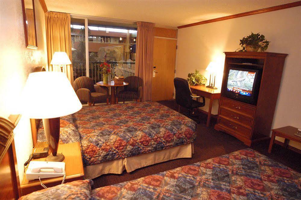 Boulder Outlook Hotel & Suites Room photo